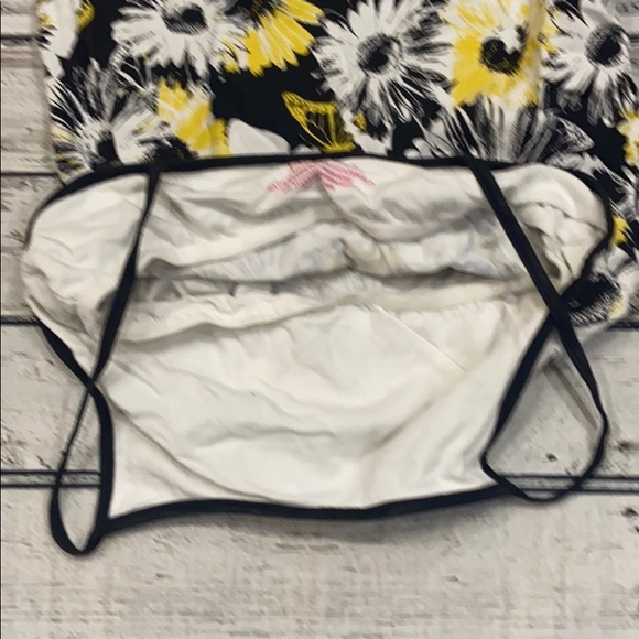 🌵3/$20• Flower Printed Tank Top with Built in Bra - Picture 4 of 4